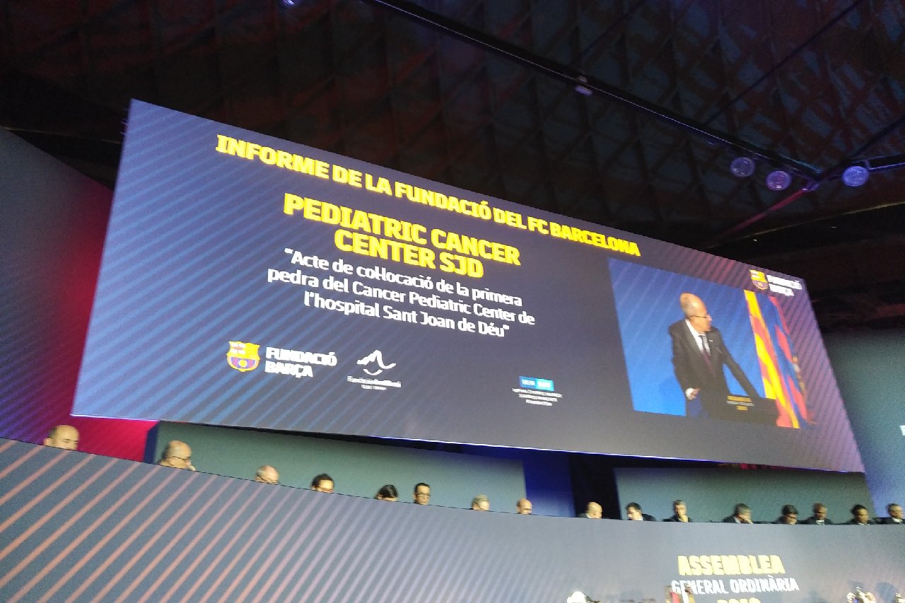 Μια μεγάλη οθόνη στη Γενική Συνέλευση της FC Barcelona, με πληροφορίες σχετικά με το Κέντρο Παιδιατρικού Καρκίνου