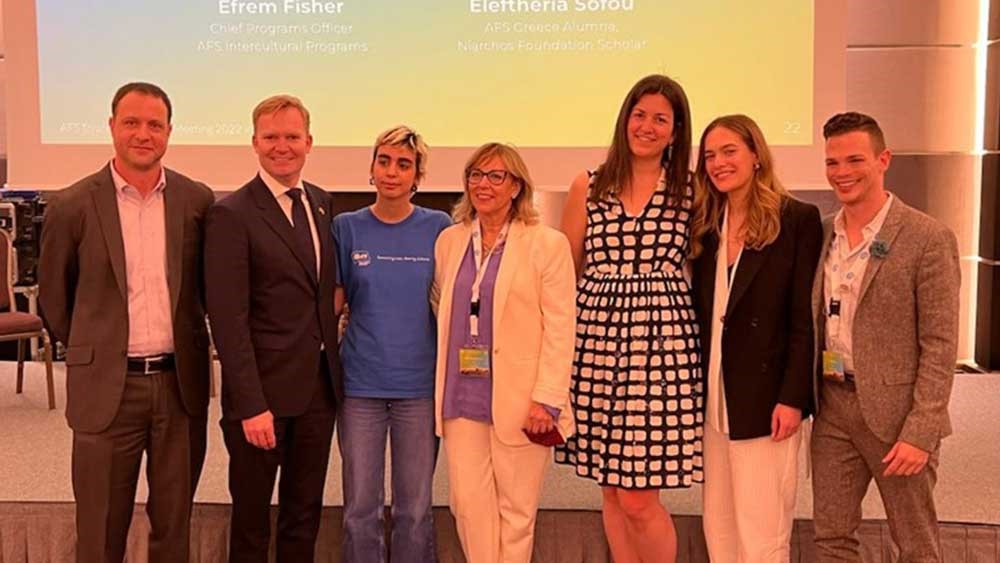 Μέλη της AFS και εκπρόσωποι του Ιδρύματος Σταύρος Νιάρχος στέκονται για μια αναμνηστικοί φωτογραφία 