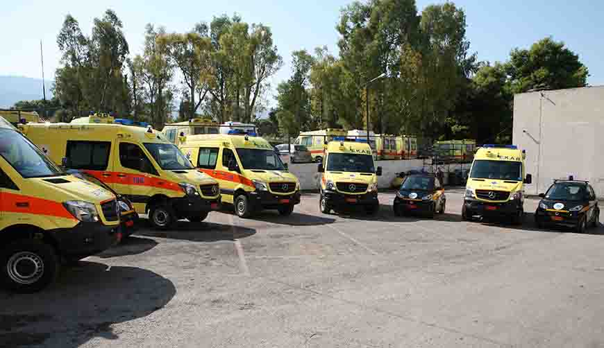 Πέντε οχήματα EKAV σταθμευμένα στη σειρά