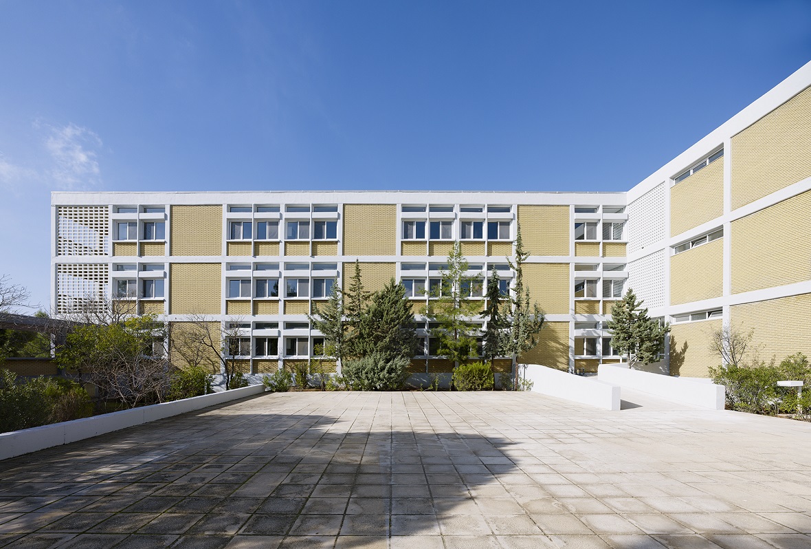 Το εξωτερικό της Στρατιωτικής Σχολής Ευελπίδων