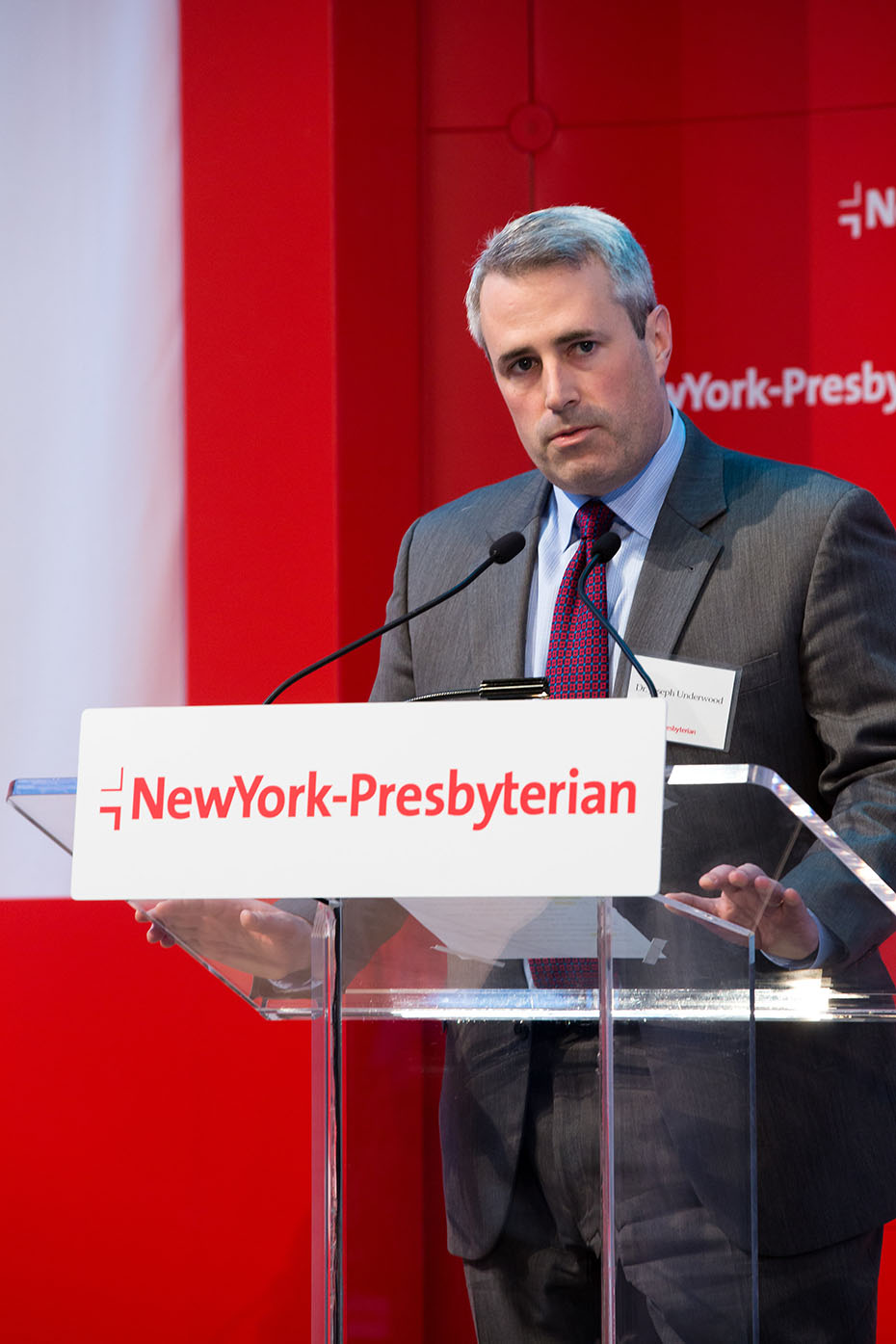 Ένας άνδρας εκφωνεί ομιλία στην εκδήλωση αφιέρωσης του New York-Presbyterian