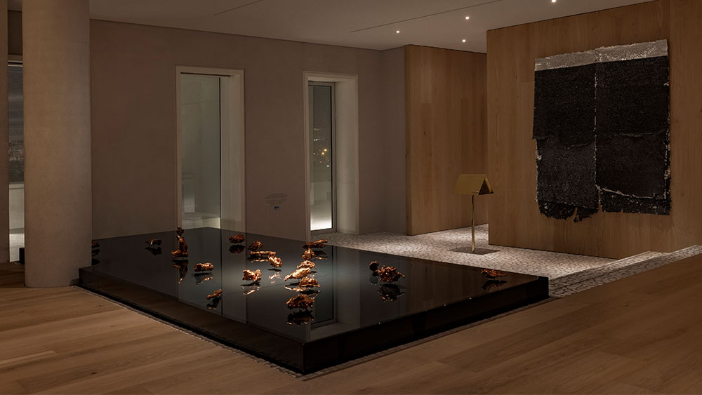 Σε έναν εσωτερικό χώρο, υπάρχει ενα σκαλοπάτι σαν σκηνή στην οποία υπάρχουν μικρά έργα τεέχνης 