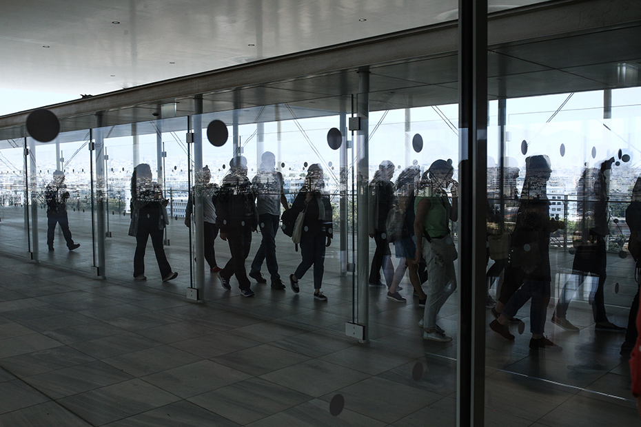 Μια εικόνα του πλήθους στο Summer Nostos Festival που περπατάει σε έναν διάδρομο