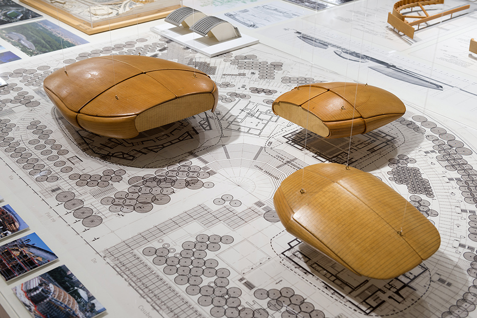 Κοντινή φωτογραφία από μια μακέτα η οποία δείχνει το πάνω μέρος τριών κτηρίων 