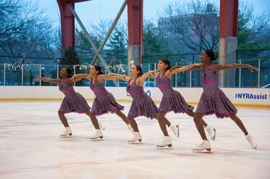 Μια ομάδα έφηβων κοριτσιών με ασορτί στολές κάνουν πατινάζ στον πάγο