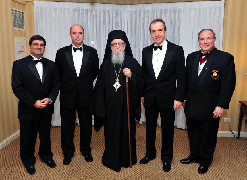 Ο Αντρέας Δρακόπουλος, Πρόεδρος του Ιδρύματος Σταύρος Νιάρχος, ο Οικουμενικός Πατριάρχης και άλλα τρια μέλη στέκονται όρθιοι για μια αναμνηστική φωτογραφία