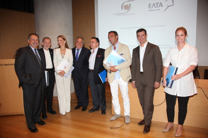 Μια ομάδα ανθρώοων κρατούν φακέλους στα χέρια τους και στέκονται για μια αναμνηστική φωτογραφία