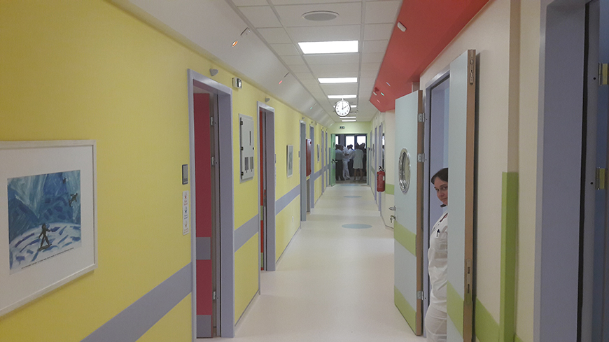 Φωτογραφία που δείχνει τον διάδρομο ενός νοσοκομείου 