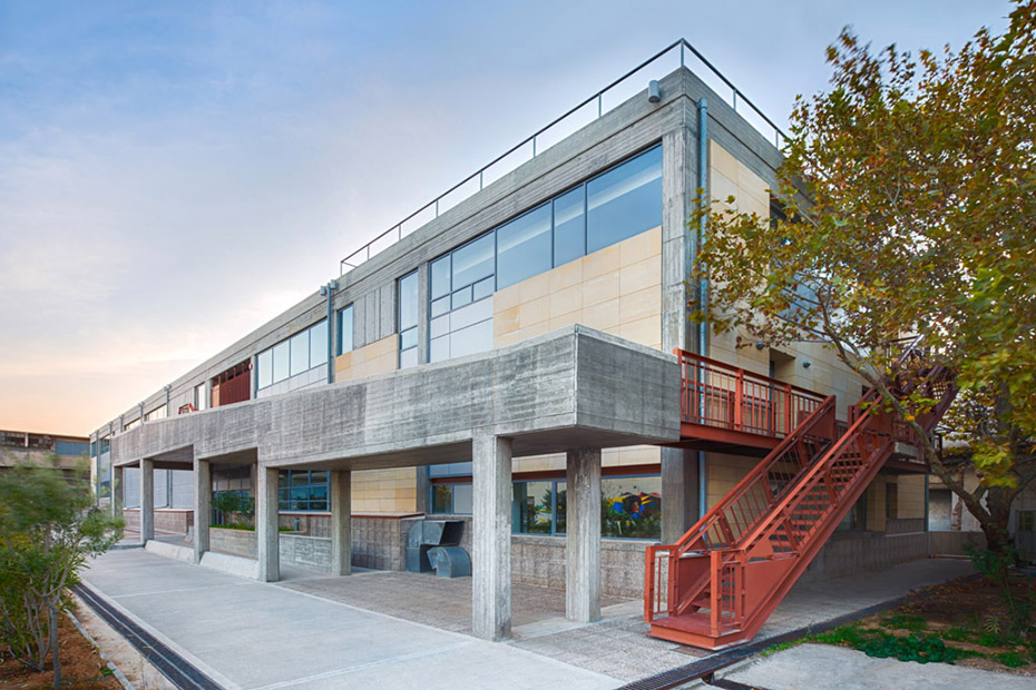 Φωτογραφία που δείχνει την εξωτερική όψη ενός κτηρίου 