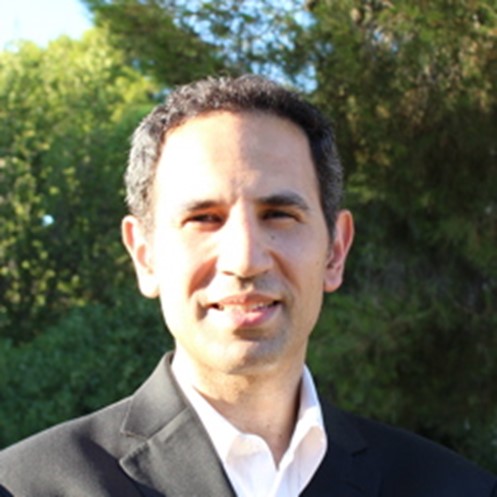 Ο Παναγιώτης Κεβρεκίδης χαμογελάει στην κάμερα