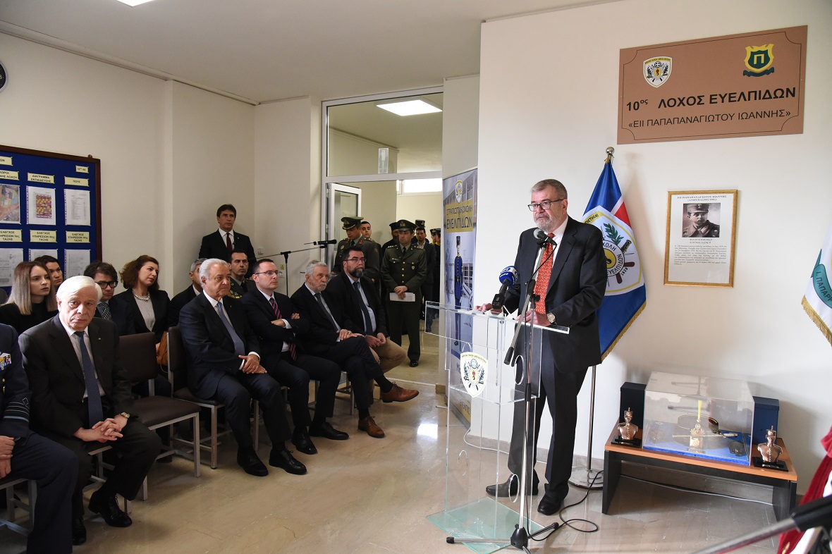 Ένας άνδρας μιλάει σε ένα καθιστό κοινό στη Στρατιωτική Σχολή Ευελπίδων