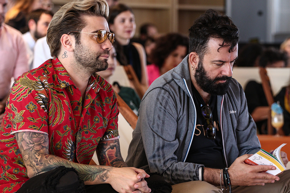 Κοντινό πλάνο δύο ανδρών που είναι μέρος του κοινού στο Summer Nostos Festival