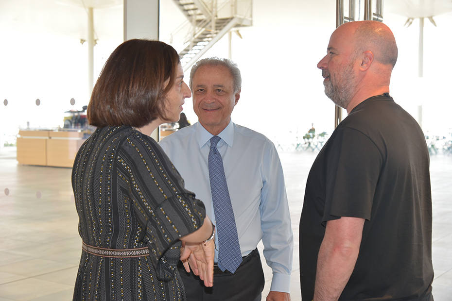 Ο Αντρέας Δρακόπουλος, Πρόεδρος του Ιδρύματος Σταύρος Νιάρχος συζητά με έναν άντρα και μια γυναίκα 