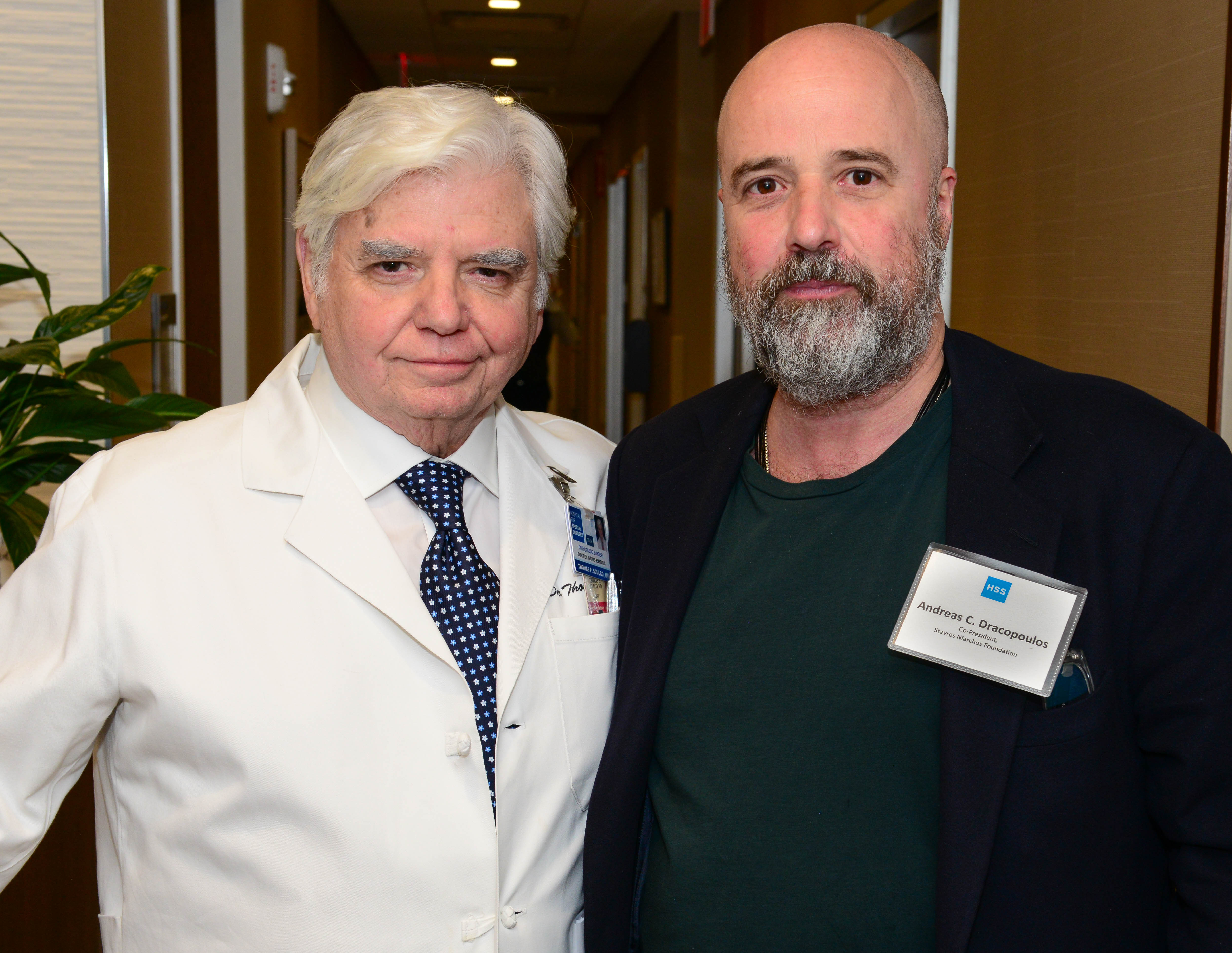 Ο Ανδρέας Δρακόπουλος, πρόεδρος του Ιδρύματος Σταύρος Νιάρχος, φωτογραφίζεται με γιατρό του Νοσοκομείου Ειδικής Χειρουργικής