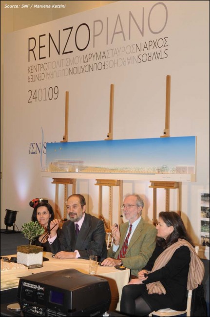 Δύο άντρες και δυο γυναίκες κάθονται σε ένα τραπέζι και οι άντρες έχουν από ένα μικρόφωνο και πίσω τους εχουν ένα banner το οποίο γράφει RENZO PIANO ΚΕΝΤΡΟ ΠΟΛΙΤΙΣΜΟΥ ΙΔΡΥΜΑ ΣΤΑΥΡΟΣ ΝΙΑΡΧΟΣ