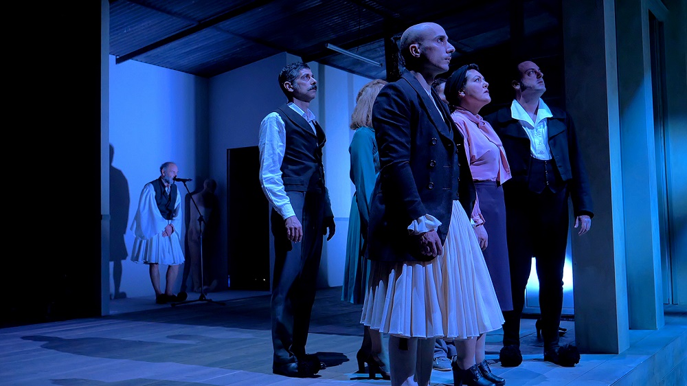 Πολλοί ηθοποιοί στέκονται στην Εναλλακτική Σκηνή της Εθνικής Λυρικής Σκηνής