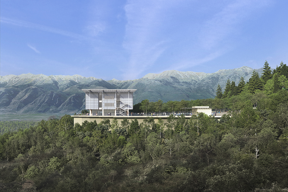 Φωτογραφία που δείχνει ένα λευκό κτήριο να ξεπροβάλλει ανάμεσα στα δέντρα ενώ στο φόντο φαίνονται βουνά 