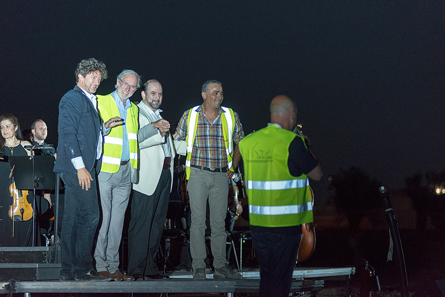 Πέντε άντρες στέκονται πάνω στη σκηνή και χαμογελούν