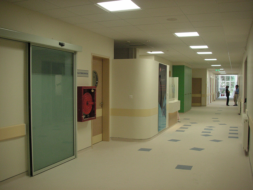 Φωτογραφία που δείχνει τον διάδρομο ενός νοσοκομείου 