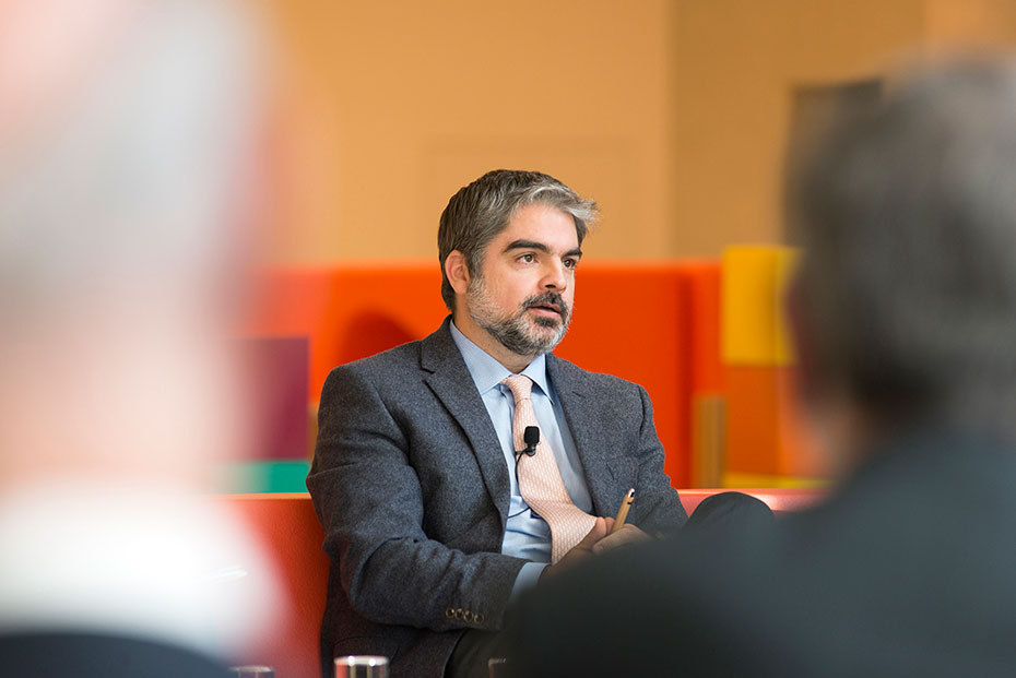 Κοντινό πλάνο ενός άνδρα που κάθεται στον καναπέ των ομιλητών της εκδήλωσης