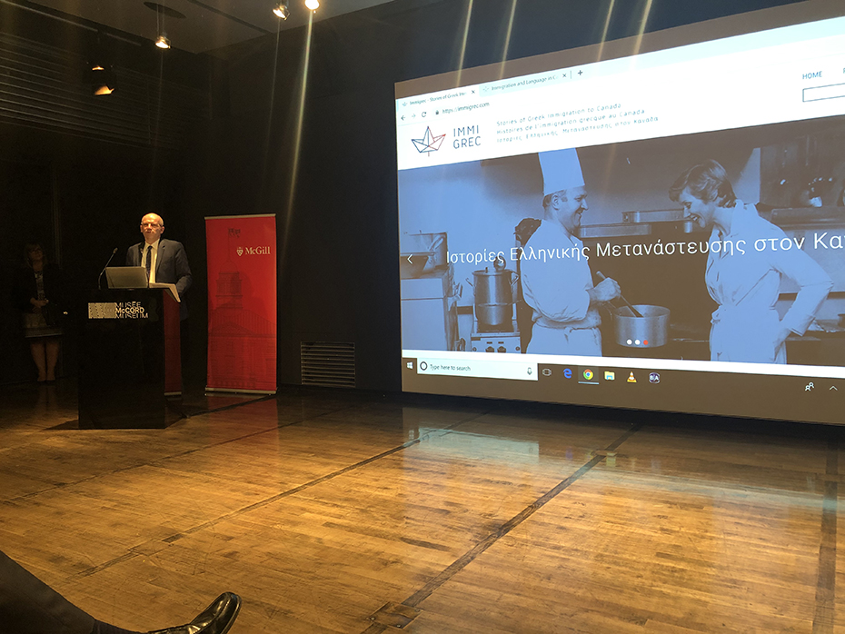 Ένας άντρας μιλάει στο βήμα και ο κόσμος από κάτω τον παρακολουθεί 