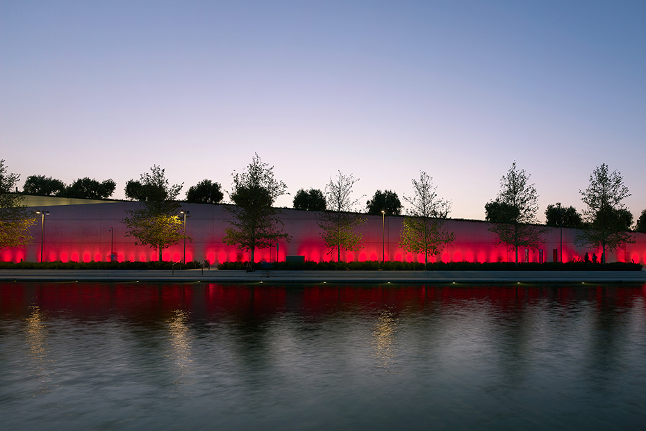 Φωτογραφία που δείχνει μια λίμνη στο τέλος της οποίας υπάρχει ένας τοίχος που φωτίζεται