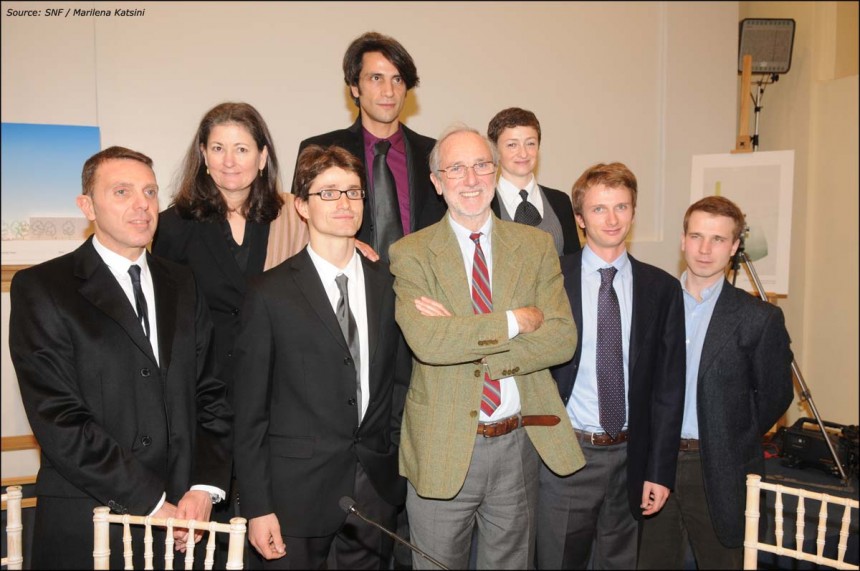 Μια ομάδα ανθρώπων στέκεται για μια αναμνηστική φωτογραφία 