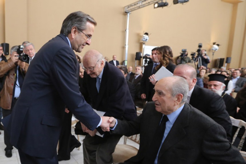 Ο Αντώνης Σαμαράς, πρωθυπουργός της Ελληνικής Δημοκρατίας, ανταλλάσσει χειραψία με έναν άλλον άνδρα στη συνέντευξη Τύπου
