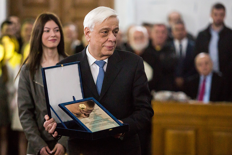 Ο Προκόπης Παυλόπουλος κρατά ένα βραβείο τιμής