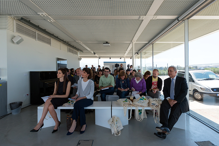 Το ακροατήριο ακούει προσεκτικά ενώ κάθεται 