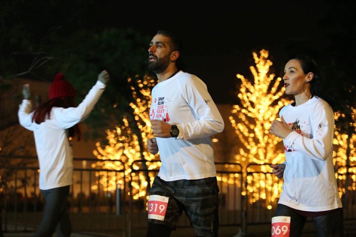 Κοντινή φωτογραφία που δείχνει έναν άντρα και μια γυναίκα να τρέχουν φορώντας το ίδιο μπλουζάκι 