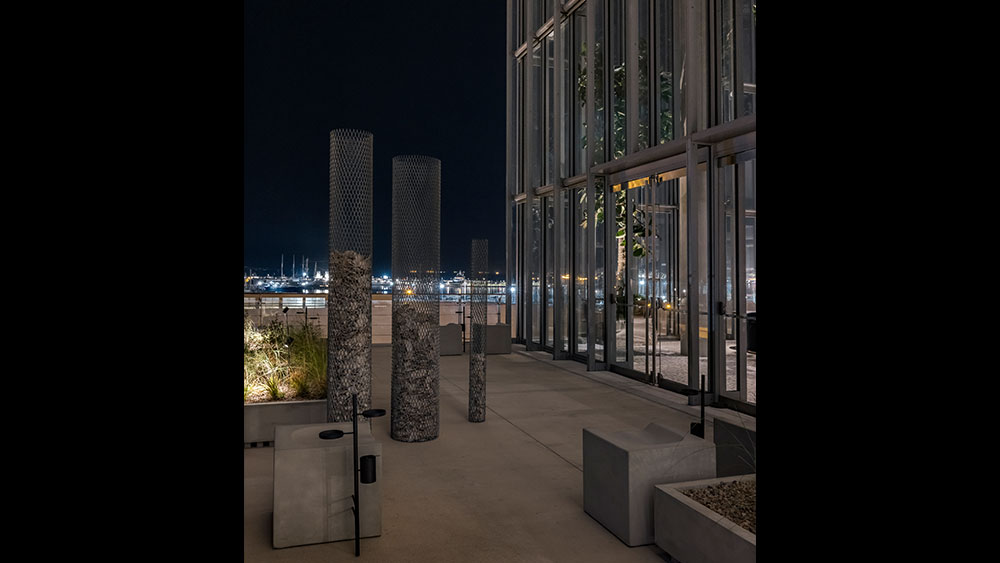 Ένα έργο τέχνης που περιλαμβάνει τρεις στρογγυλές ενσύρματες στήλες εκτίθεται στον εξωτερικό χώρο του εστιατορίου Delta