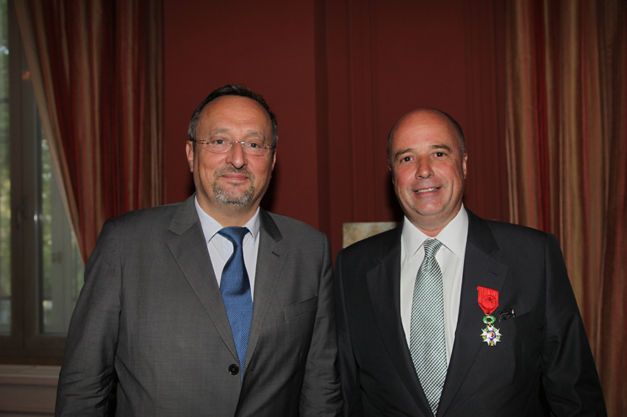 Ο Ανδρέας Δρακόπουλος, πρόεδρος του Ιδρύματος Σταύρος Νιάρχος, χαμογελά για μια φωτογραφία με έναν άλλο άνδρα