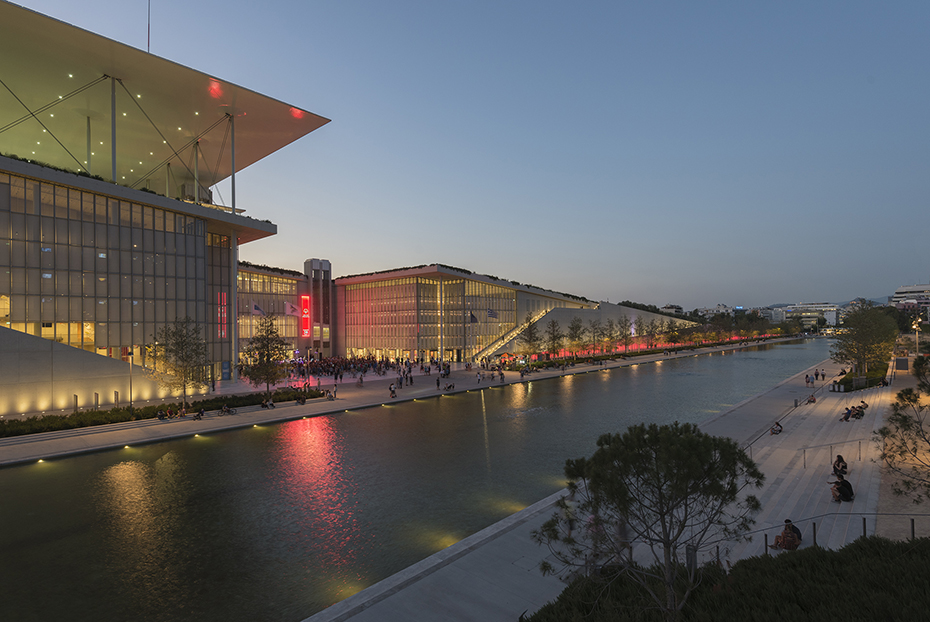 Φωτογραφία που δείχνει μια λίμνη και ένα μεγάλο γυάλινο κτήριο παράλληλο με αυτή 