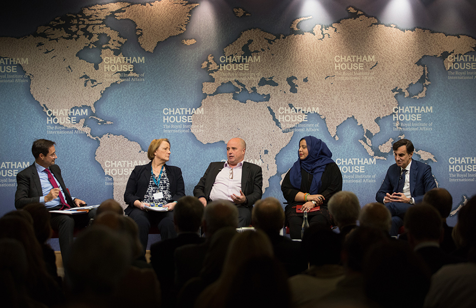 Ο Ανδρέας Δρακόπουλος, συμπρόεδρος του Ιδρύματος Σταύρος Νιάρχος, μιλάει στη σκηνή με το πάνελ του Chatham House