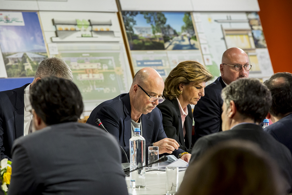 Κοντινή φωτογραφία του Αντρέα Δρακόπουλου, Πρόεδρου του Ιδρύματος Σταύρος Νιάρχος, ο οποίος κάθεται σε ένα τραπέζι συναντήσεων 