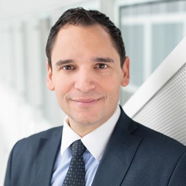 Ο Κωνσταντίνος Κ. Κουρσάρης χαμογελάει στην κάμερα