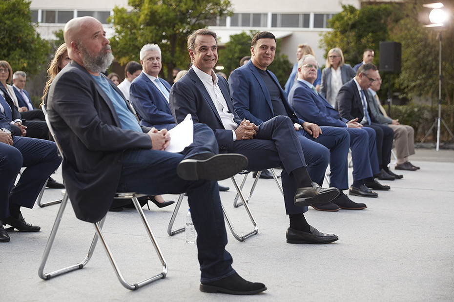 Ο Αντρέας Δρακόπουλος, Πρόεδρος του Ιδρύματος Σταύρος Νιάρχος, κάθεται δίπλα στον Κυριάκο Μητσοτάκη, Πρωθυπουργό της χώρας και παρακολουθούν μια ομιλία 