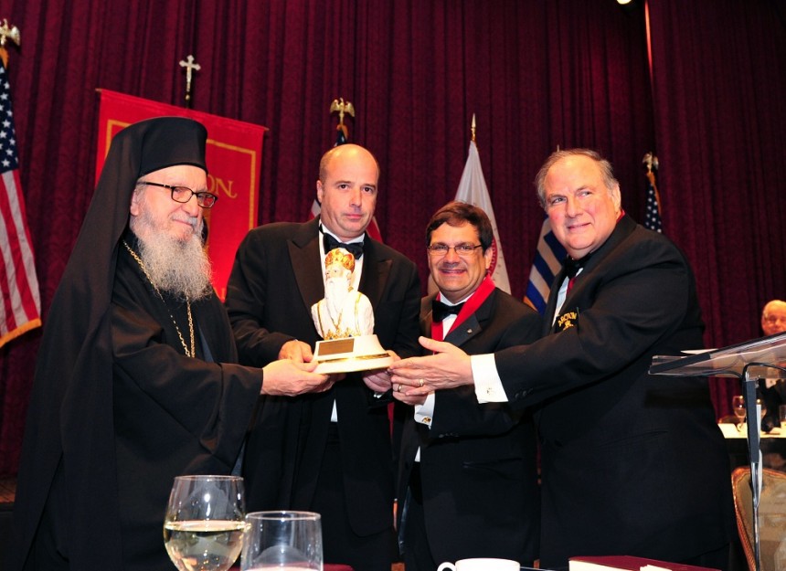 Άρχοντες του Οικουμενικού Πατριαρχίου κρατούν ένα βραβείο τιμής με τον Αντρέα Δρακόπουλο, Πρόεδρο του Ιδρύματος Σταύρος Νιάρχος και στέκονται για μια αναμνηστική φωτογραφία