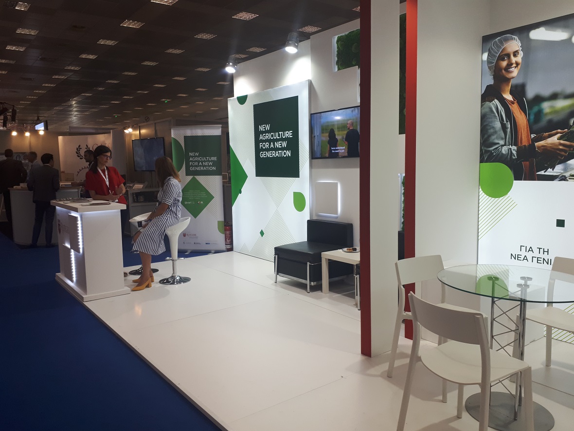 Φωτογραφία από το open booth της ΝΕΑΣ ΓΕΝΙΑΣ ΓΙΑ ΤΗ ΝΕΑ ΓΕΝΙΑ όπου κάθονται δύο γυναίκες και συζητούν 