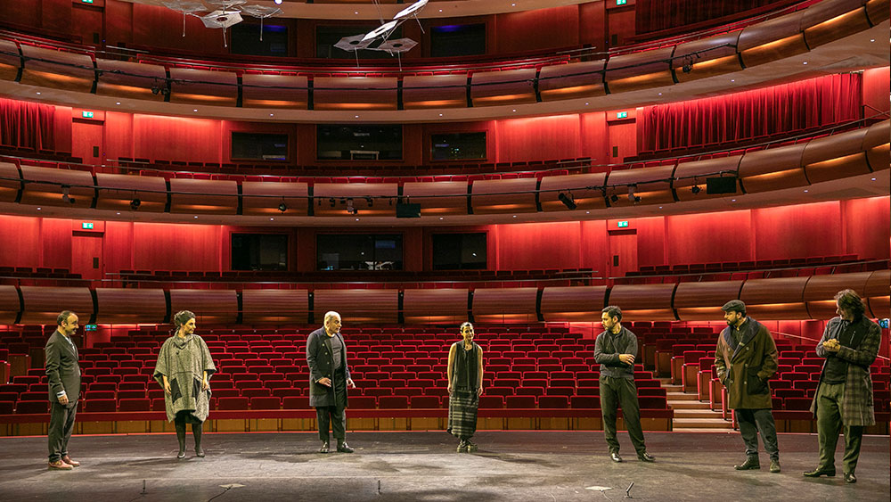 Επτά ηθοποιοί στη σκηνή της Εθνικής Λυρικής Σκηνής