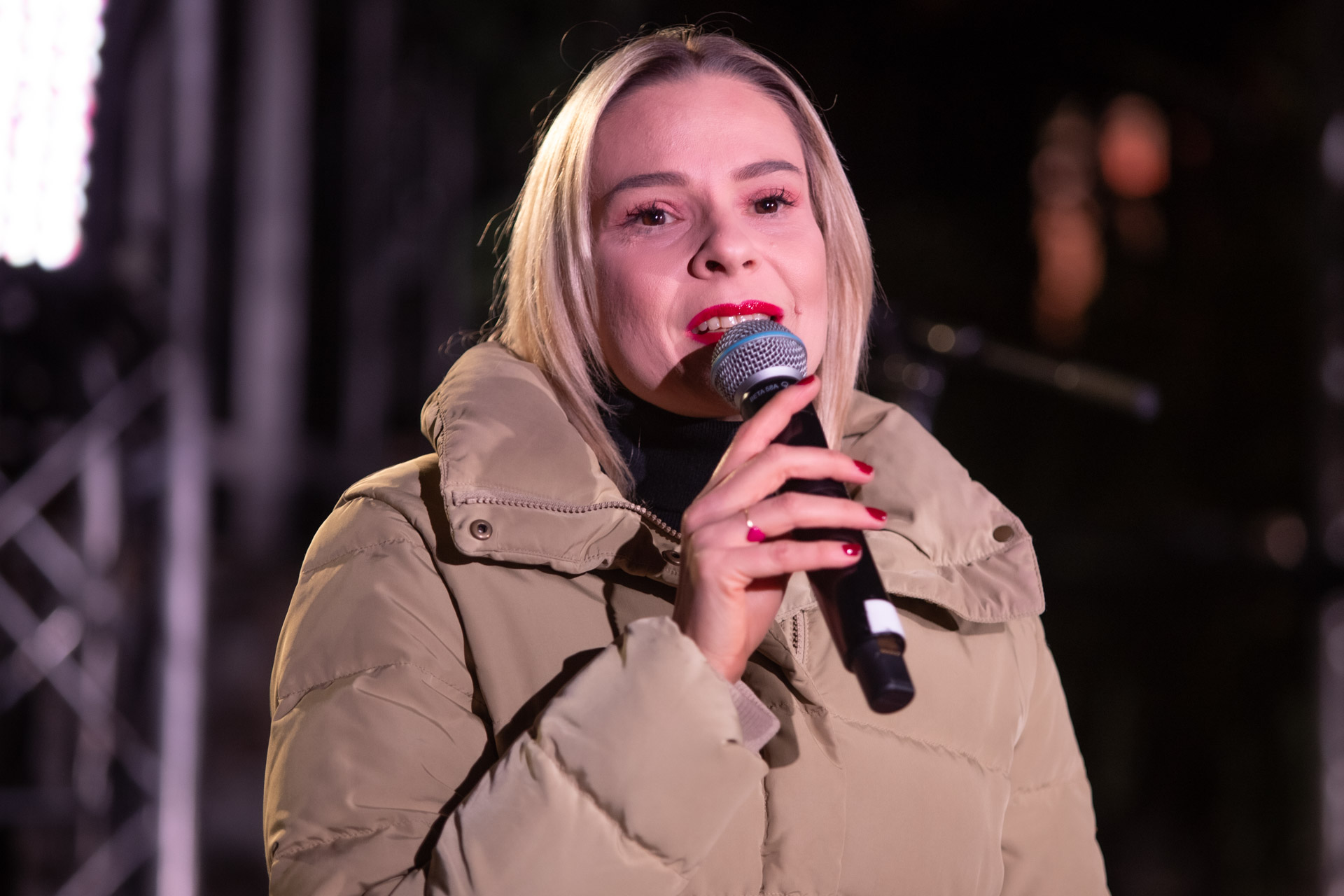 Η Αρίστη Σταθακοπούλου, εκπρόσωπος του Ιδρύματος Σταύρος Νιάρχος, στέκεται στη σκηνή κρατώντας ένα μικρόφωνο και μιλάει στο κοινό.