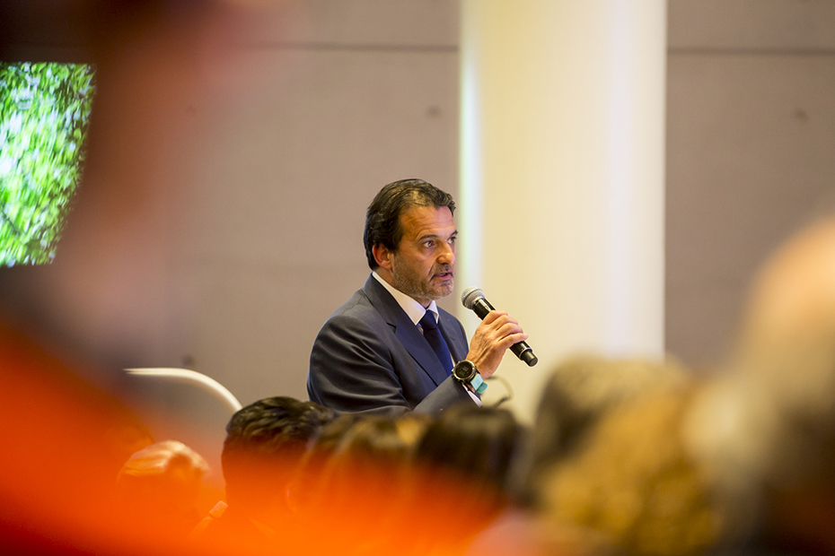 Κοντινή φωτογραφία που δείχνει έναν άντρα να στέκεται όρθιος και να βγάζει λόγο κρατώντας ένα μικρόφωνο 