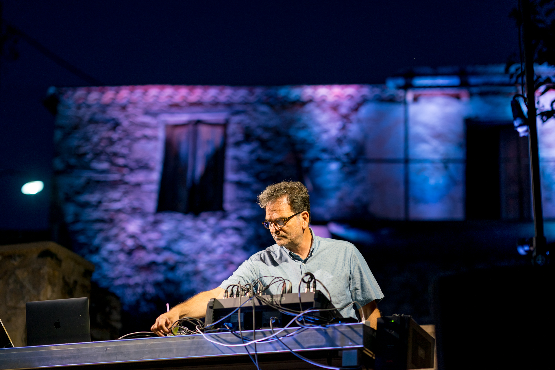 Ένας άντρας διαχειρίζεται τον τεχνολογικό εξοπλισμό 