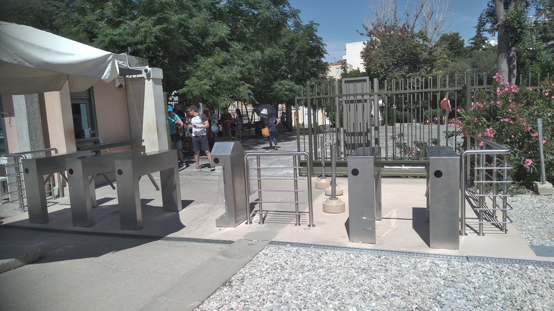 Φωτογραφία που δείχνει τους ελέγχους εισόδου που έχουν τοποθετηθεί για τη χρήση του e-ticket