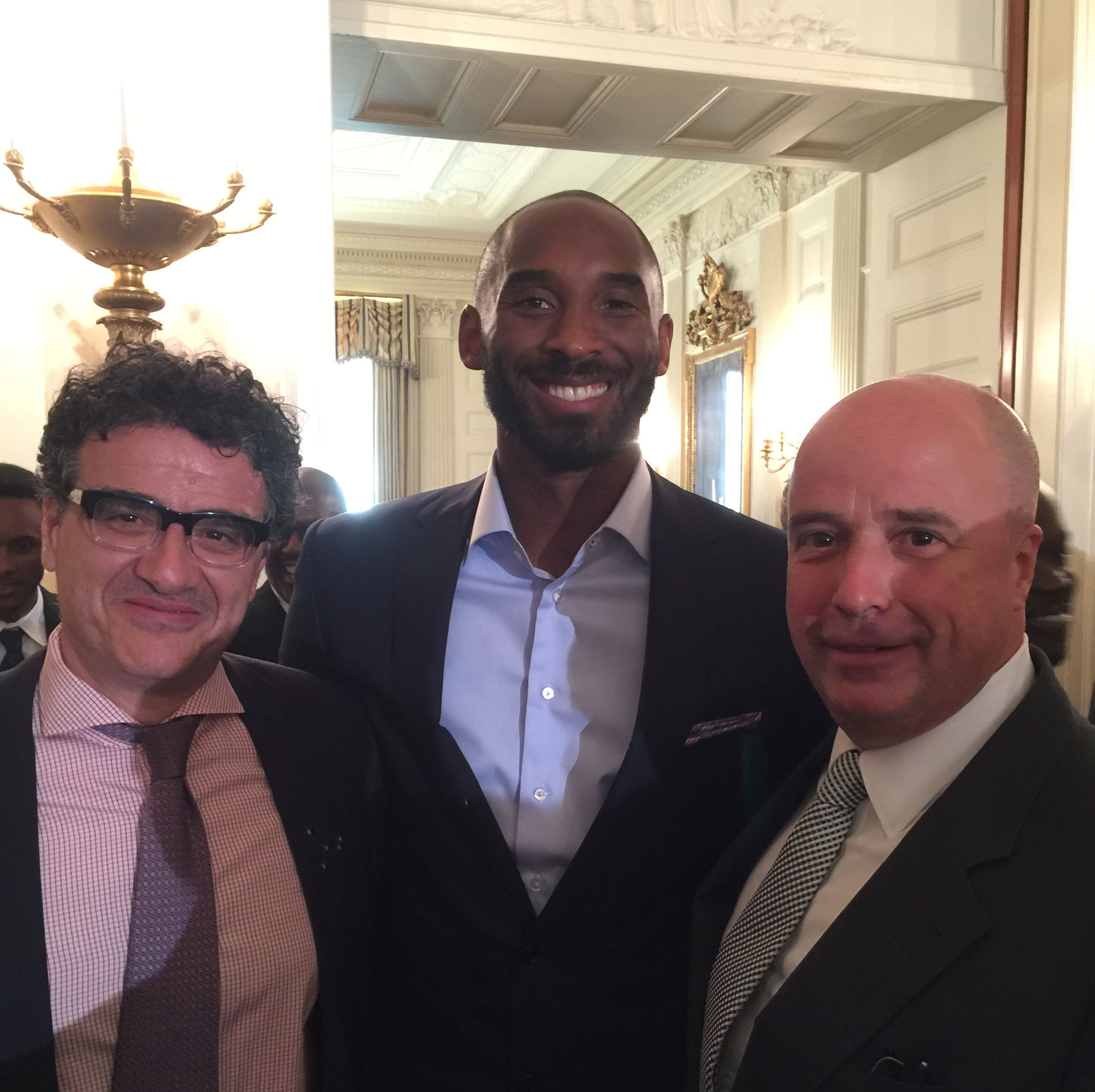 Ο πρόεδρος του Ιδρύματος Σταύρος Νιάρχος, Ανδρέας Δρακόπουλος, φωτογραφίζεται με τον Κόμπι Μπράιαντ και έναν ακόμη άνδρα