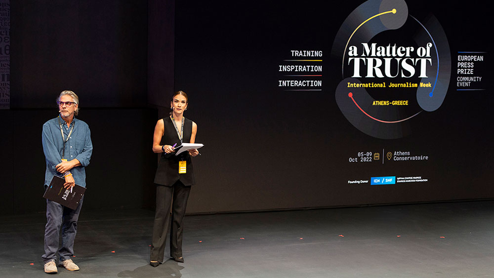 Two members of the Foundation, standing on stage for the International Journalism Week I A matter of trust International Journalism Week