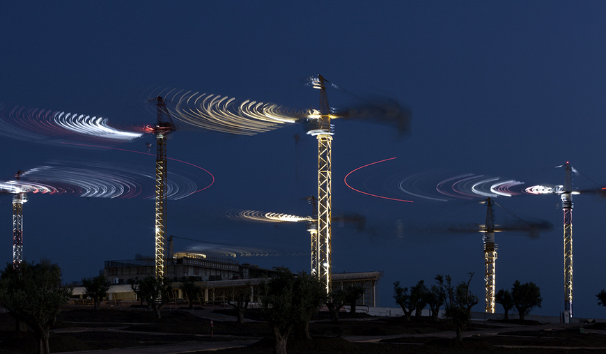 Κοντινή φωτογραφία που δείχνει γερανούς τοποθετημένους μέσα σε ένα εργοτάξιο