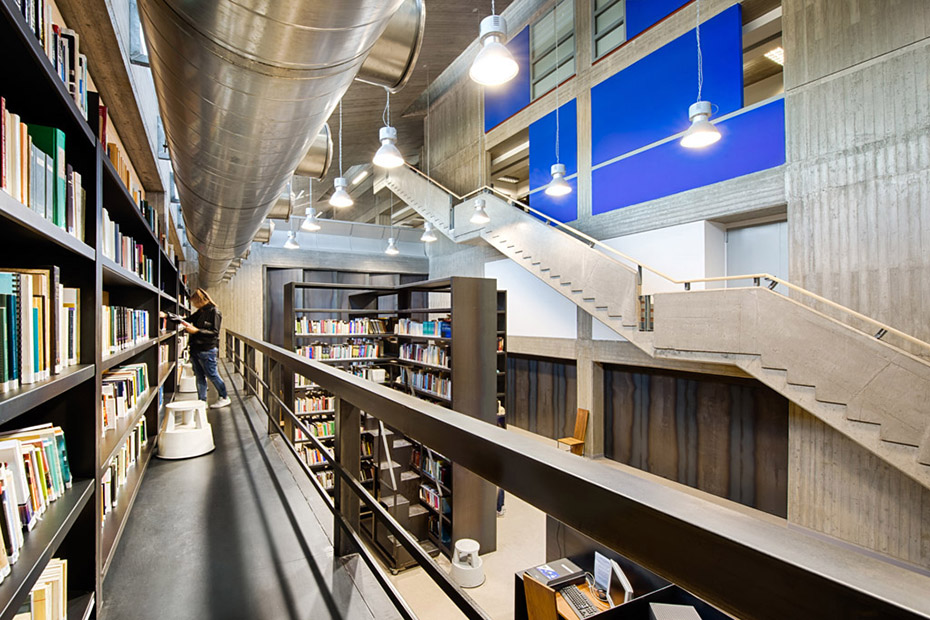 Φωτογραφία η οποία έχει τραβηχτεί από τον όροφο μιας βιβλιοθήκης η οποία δείχνει τα γεμάτα ράφια με βιβλία και τον από κάτω όροφο της βιβλιοθήκης με όλα τα ράφια