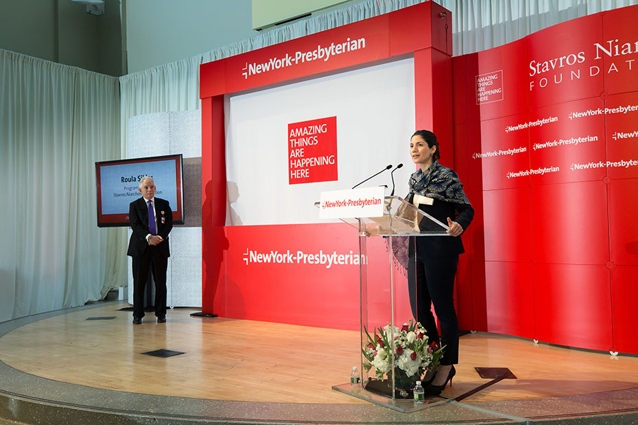 Μια γυναίκα εκφωνεί ομιλία στην εκδήλωση αφιέρωσης του New York-Presbyterian